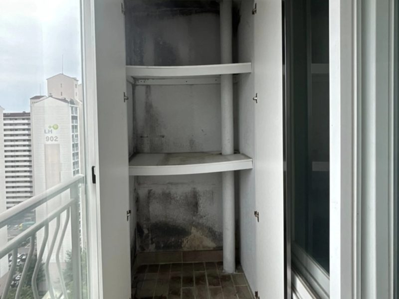 베란다 바닥 균열과 벽면 손상 부위를 근접 촬영한 사진 촬영 예시
